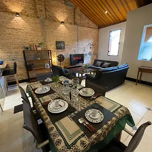 casa-inteira-confortvel-em-vila-calma-de-pinheiros.topsaopaulohotels.com/
